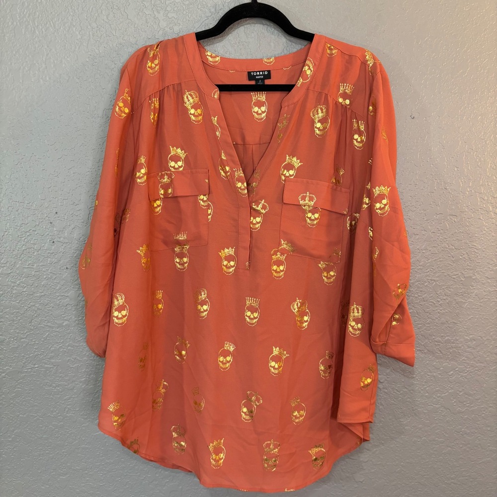 Torrid Harper Blouse Coral Orange Gold Foil Crowned Skull Roll Tab Top Size 2
